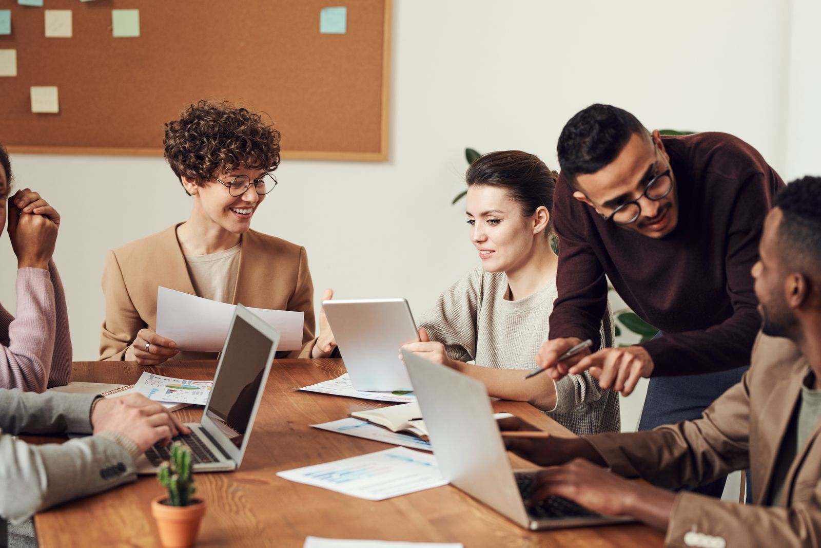 Groupe de personnes réunies autour d'une table de travail