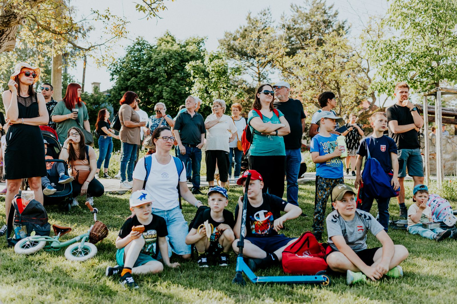 Habitants de tous âges rassemblés dans un parc lors d'une fête de quartier