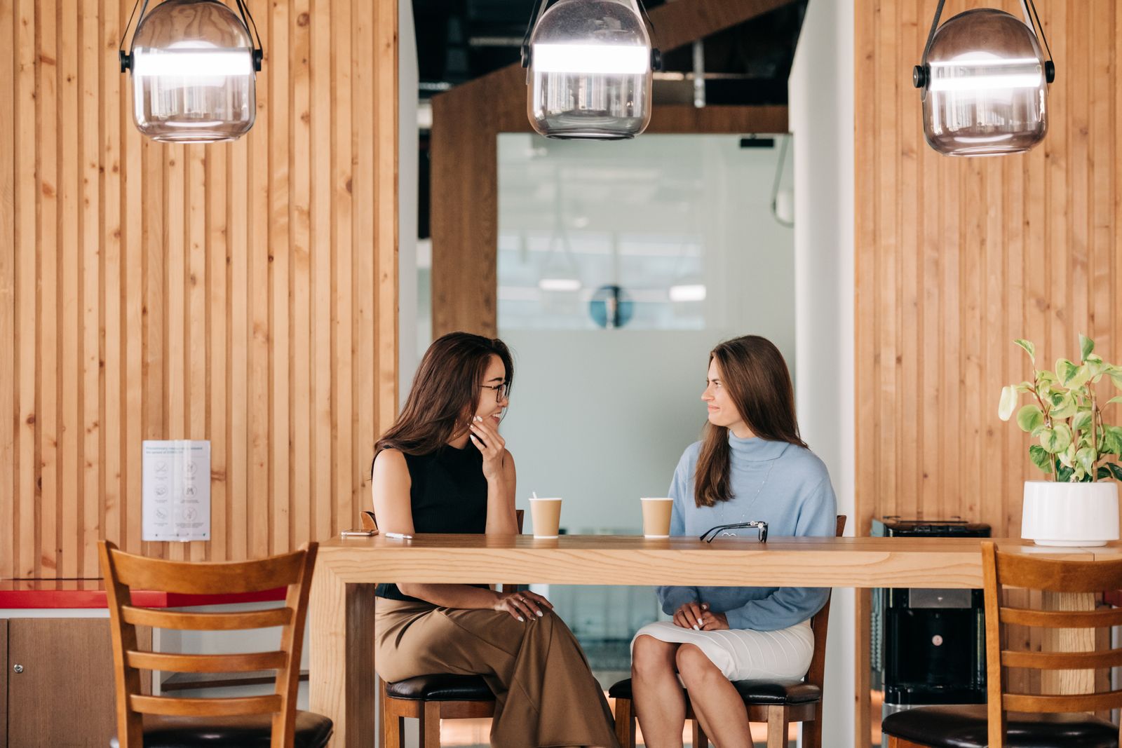 Deux femmes discutent autour d'un café dans un salon de thé